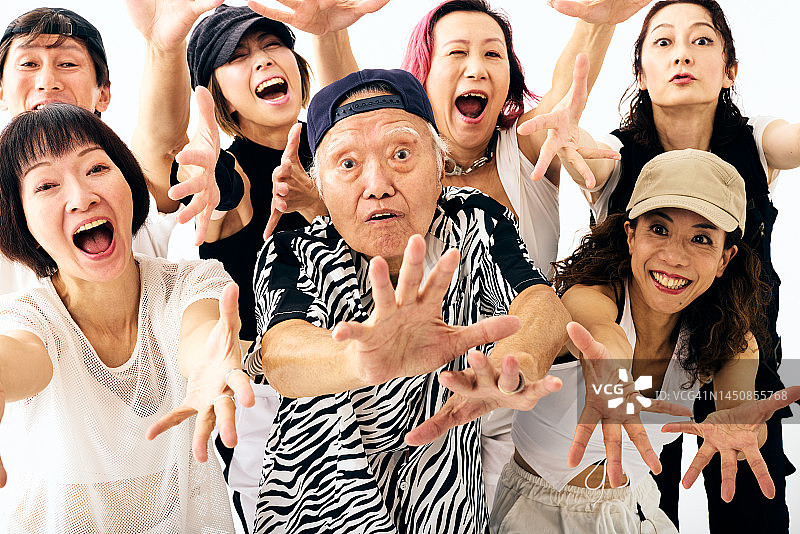 享受舞蹈的充满活力的老年人图片素材