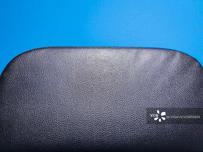 蓝色背景上的黑色椅子靠背图片素材