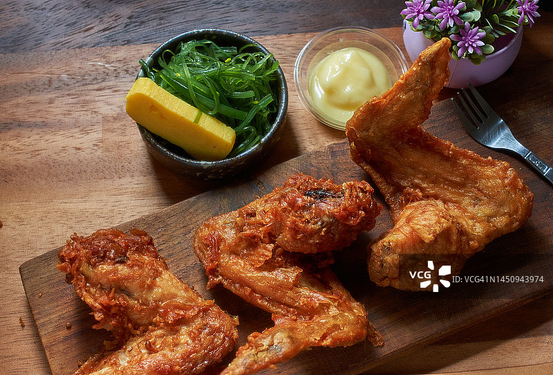 木盘上的炸鸡翅图片素材