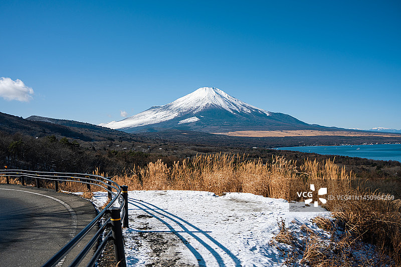 全景台朝阳下富士山与山中湖图片素材