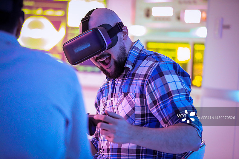 人们享受电子竞技VR游戏图片素材