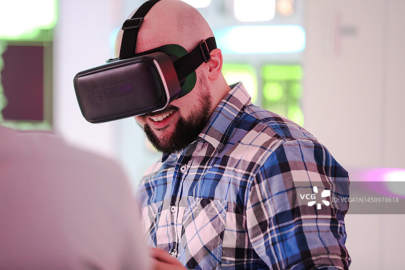戴着VR眼镜的男人图片素材