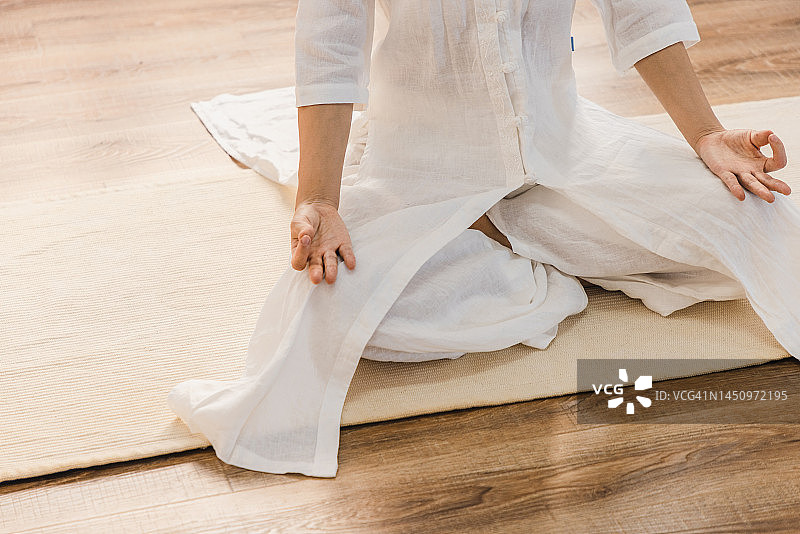 在家冥想的亚洲女人图片素材