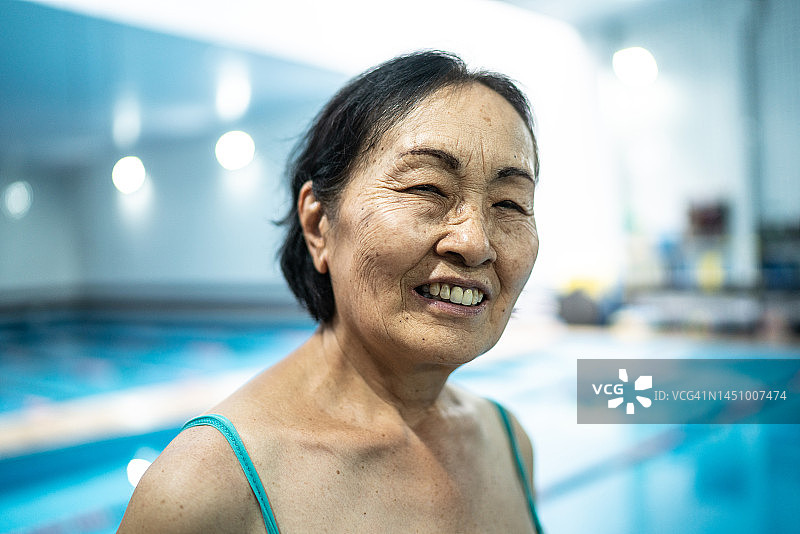 老年妇女在游泳俱乐部图片素材
