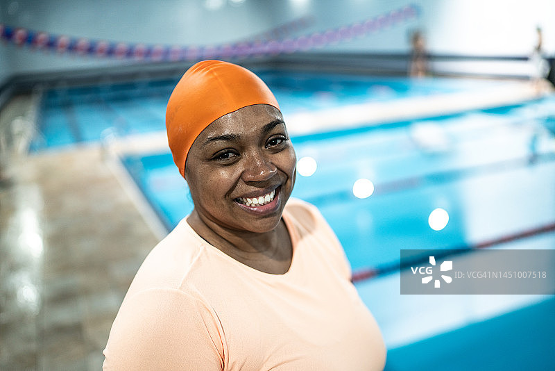 游泳俱乐部中的中年妇女肖像图片素材