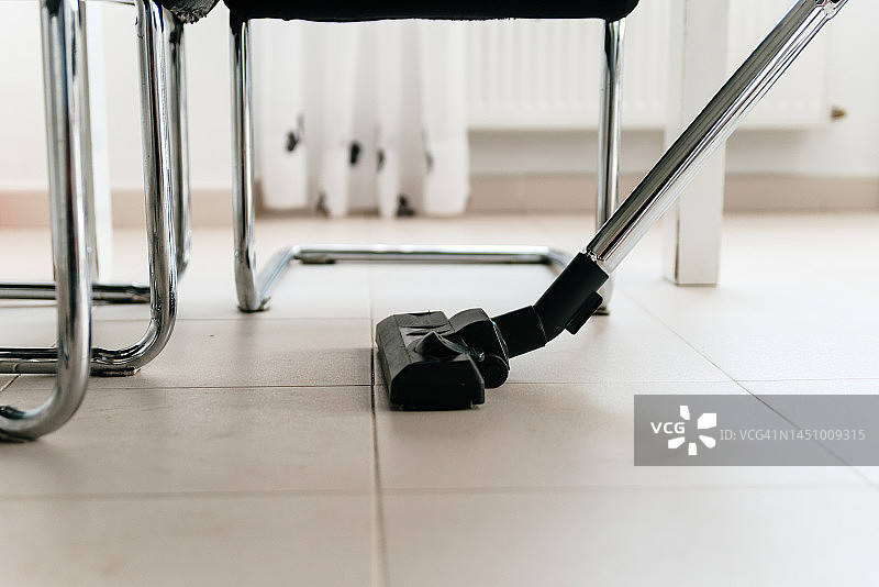 特写：真空吸尘器吸走灰尘的吸嘴图片素材