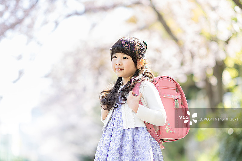 背着书包的女孩肖像图片素材
