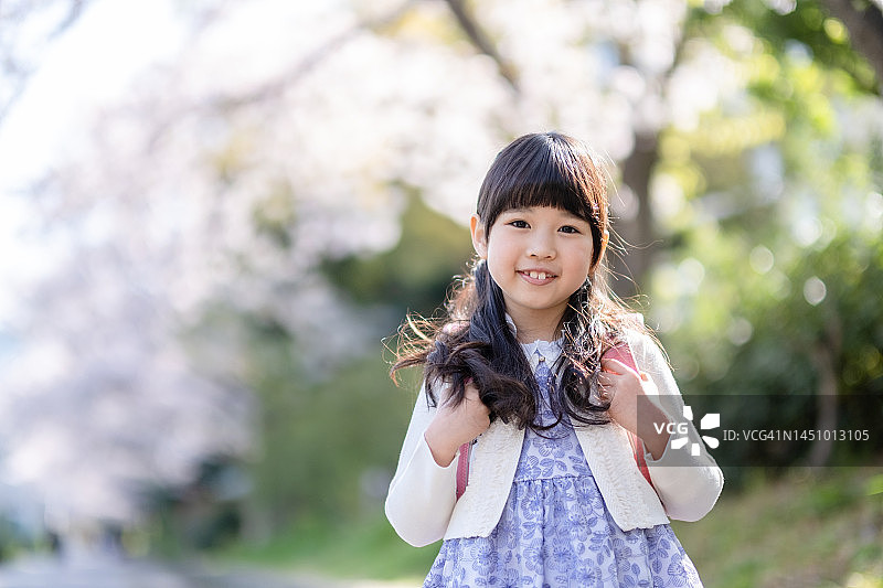 背着书包的女孩肖像图片素材