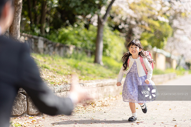 背着书包的女孩和穿着西装的父亲图片素材