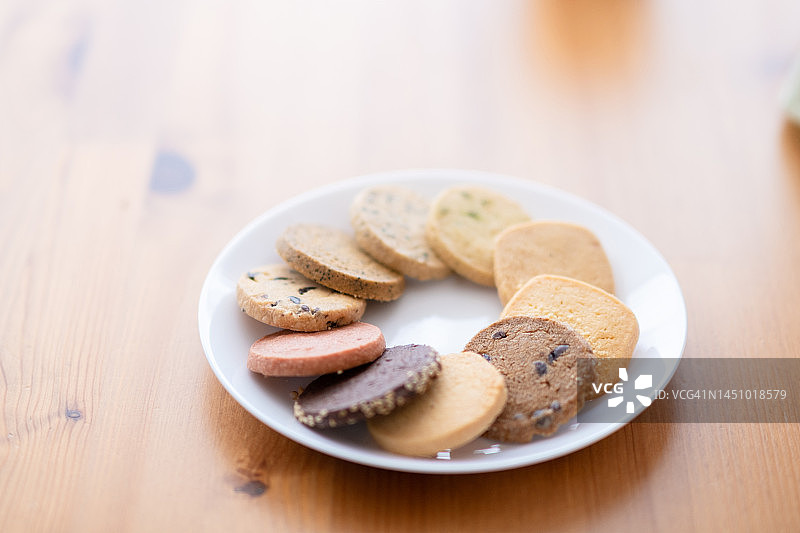 放在桌子上的曲奇饼干图片素材