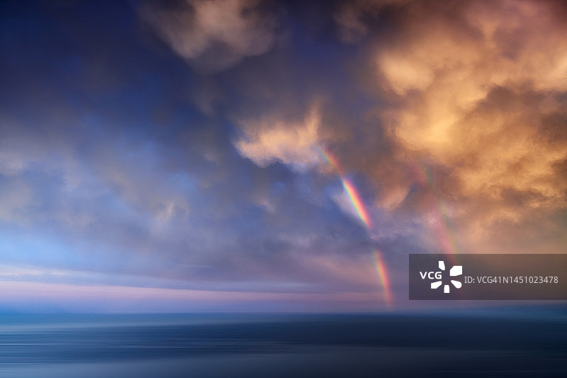 壮丽天空背景上的彩虹图片素材