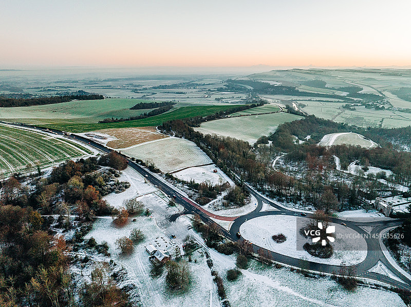 英国环岛交通的冬日雪景图片素材