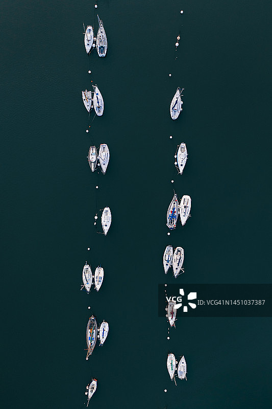 航拍法国洛里昂港，整齐停泊的帆船图片素材