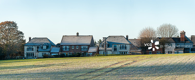 覆盖着霜冻的村舍日出景色图片素材