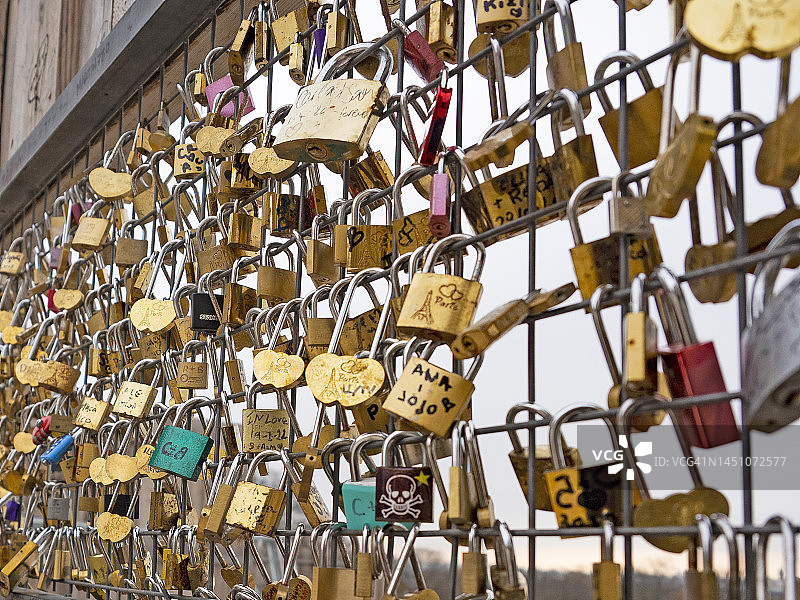 挂在栅栏上的各种锁图片素材