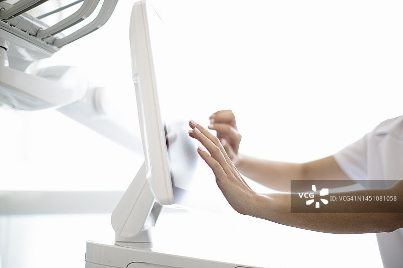 牙科诊所技术员与设备图片素材