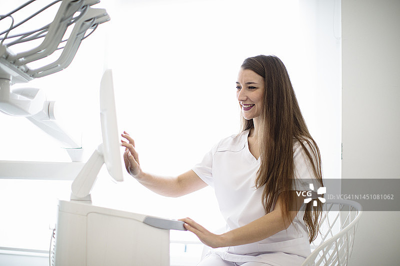 牙科诊所技术员与设备图片素材