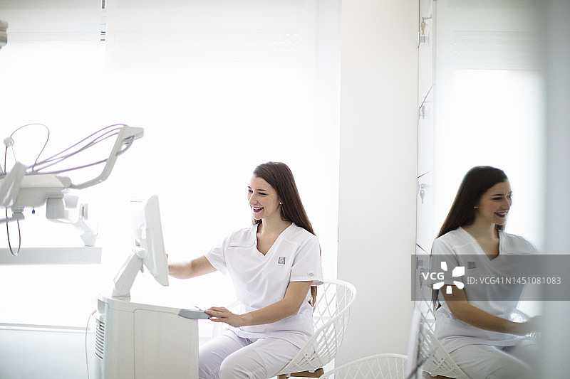 牙科诊所技术员与设备图片素材