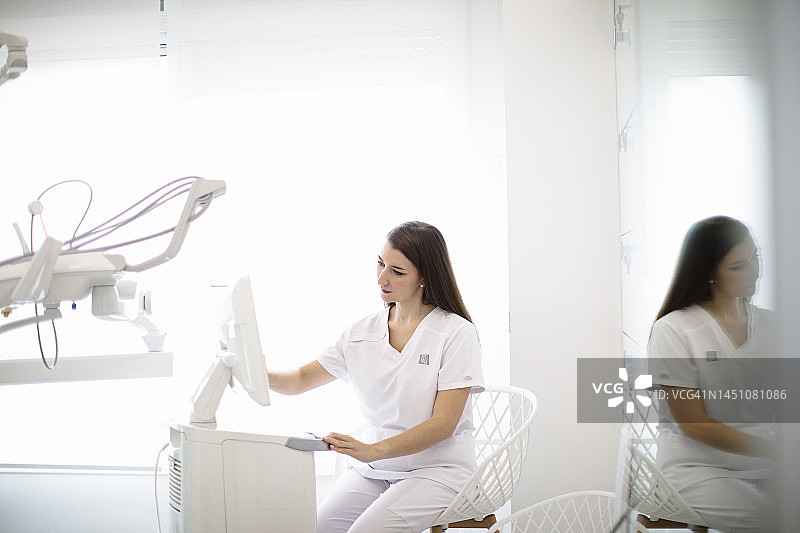 牙科诊所技术员与设备图片素材