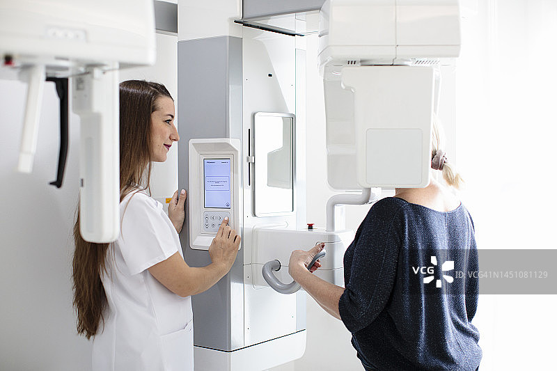 牙科诊所技术员与设备图片素材