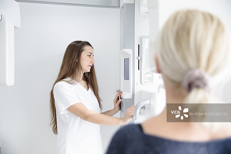 牙科诊所技术员与设备图片素材