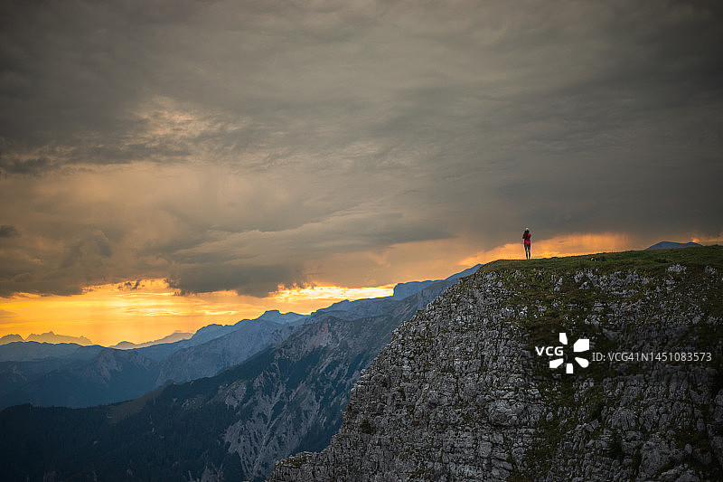 年轻女人享受山顶的壮丽景色图片素材