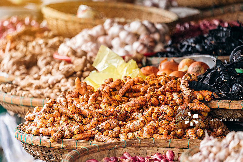 越南顺化市场上的新鲜生姜图片素材