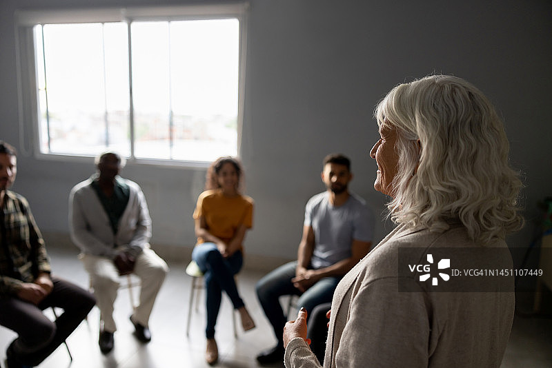 心理健康专家小组治疗交流图片素材