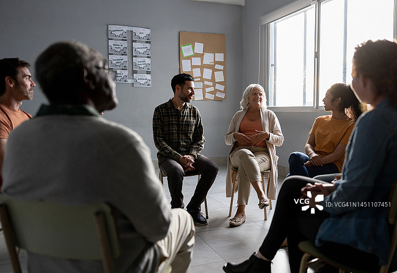 人们在团体治疗中交谈图片素材