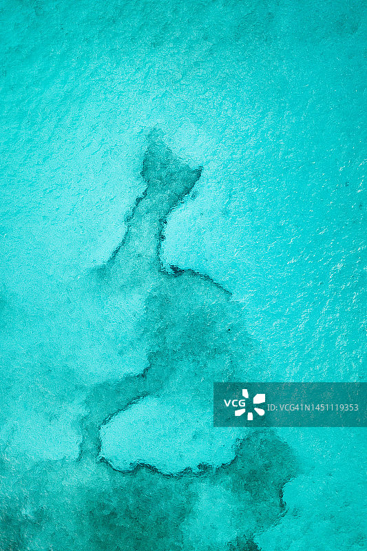 巴哈马新普罗维登斯岛水下彩色图案（无人机视角）图片素材