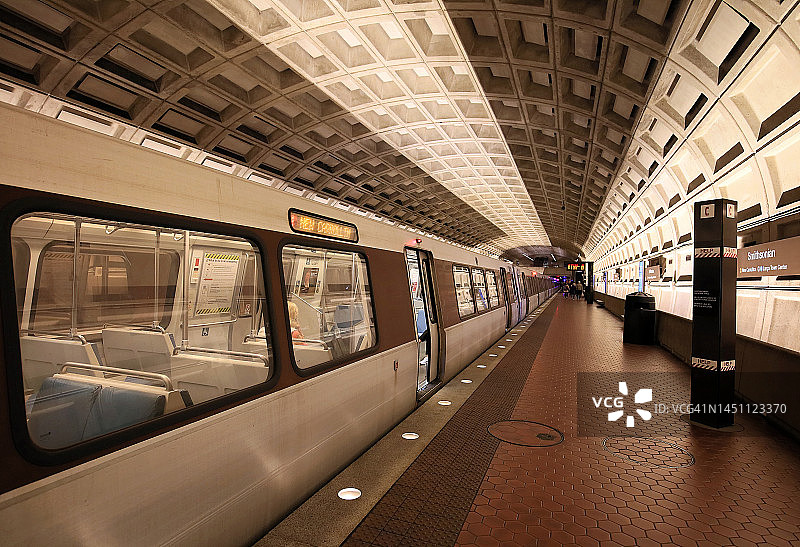 史密森尼学会地铁站和进站地铁图片素材