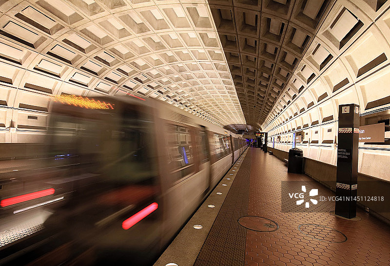 史密森尼学会地铁站和进站地铁图片素材