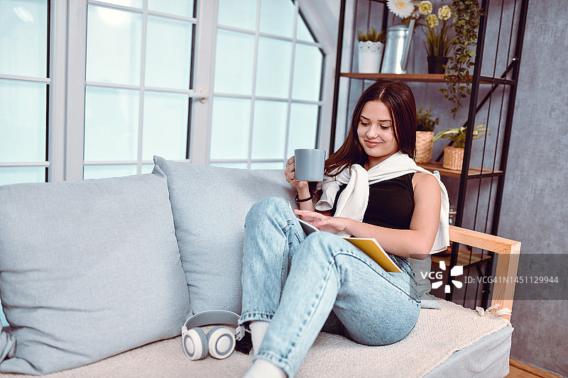 在家学习的可爱女生喝咖啡图片素材