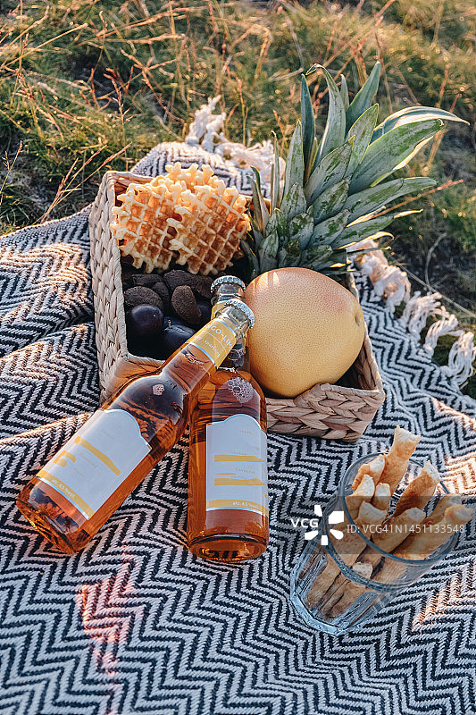 草地上健康又令人愉悦的野餐图片素材