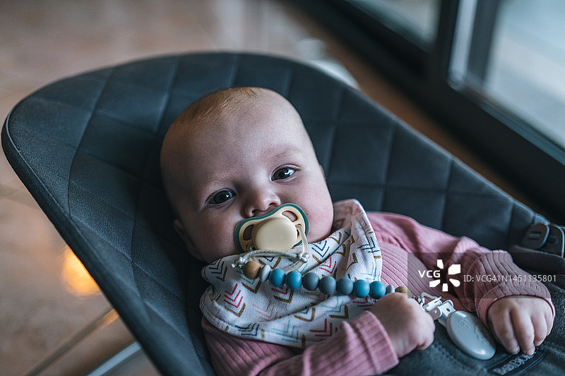 居家新生儿午睡醒来图片素材