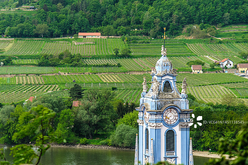 俯瞰奥地利杜伦施坦因的天主教堂和多瑙河沿岸的葡萄园图片素材