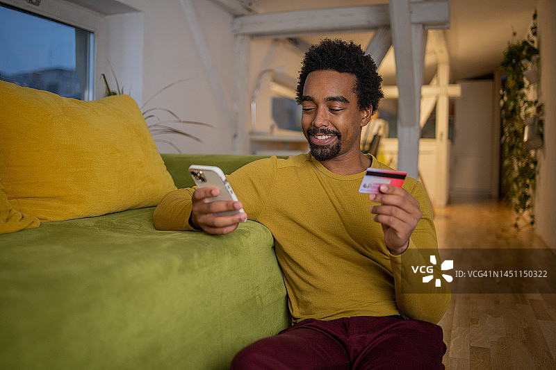 快乐的男人在网上购物图片素材