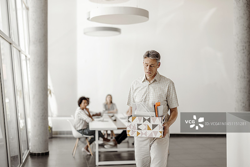 拿着纸箱被解雇的办公室职员图片素材