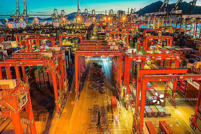香港集装箱港口日落时的货船图片素材