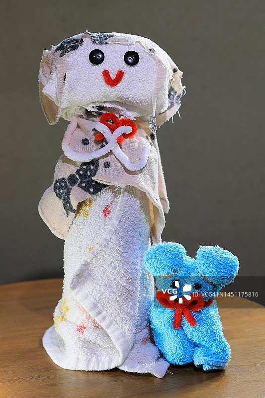 触感疗法工艺娃娃和再生材料兔子玩具图片素材