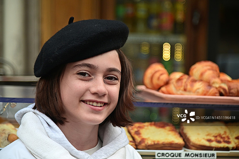 戴贝雷帽的快乐法国少女在巴黎图片素材