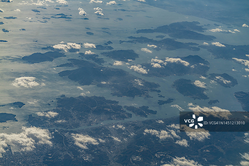 从飞机上俯瞰日本广岛的岛波海道（西濑户高速公路）图片素材