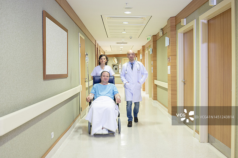 医生用轮椅送病人图片素材
