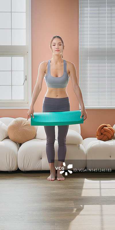 女子做瑜伽图片素材