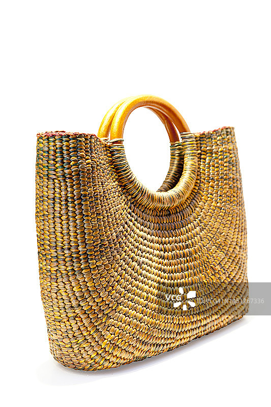 白色背景上手工制作的精美柳条制品图片素材