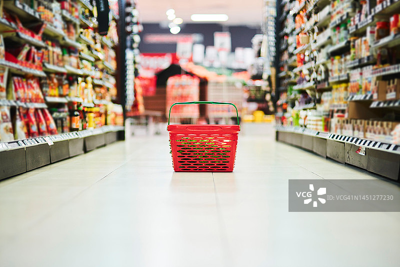 食品杂货店，购物篮或容器在地板上，食品、烹饪原料或家庭用品。超市、零售店或用于商业消费购买的塑料载体图片素材