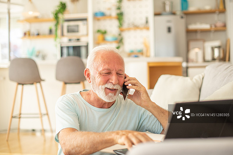 老年男子在家工作图片素材