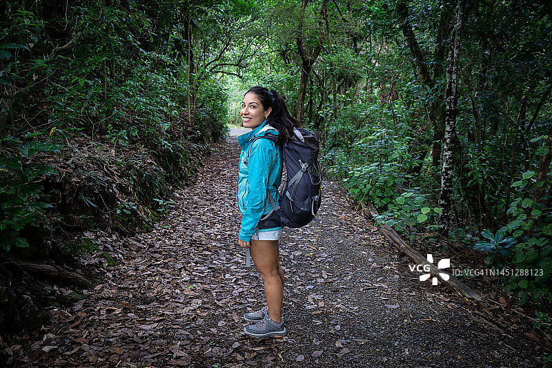 在自然环境中的年轻女人图片素材