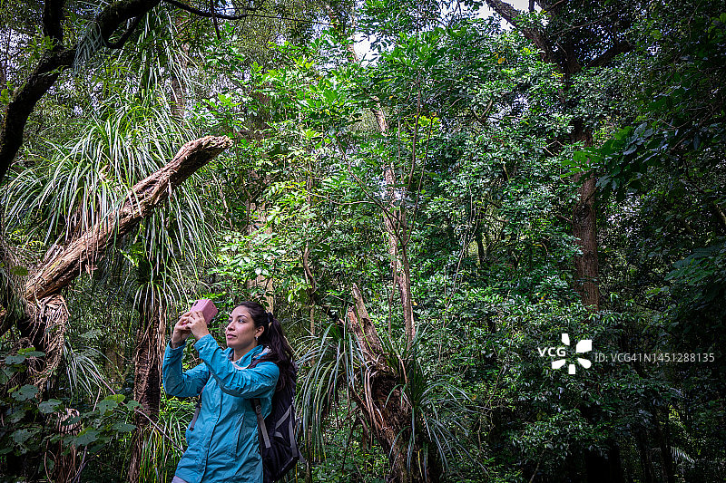 在自然环境中的年轻女人图片素材