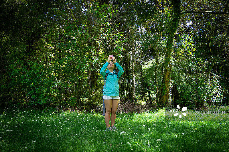 在自然环境中的年轻女人图片素材